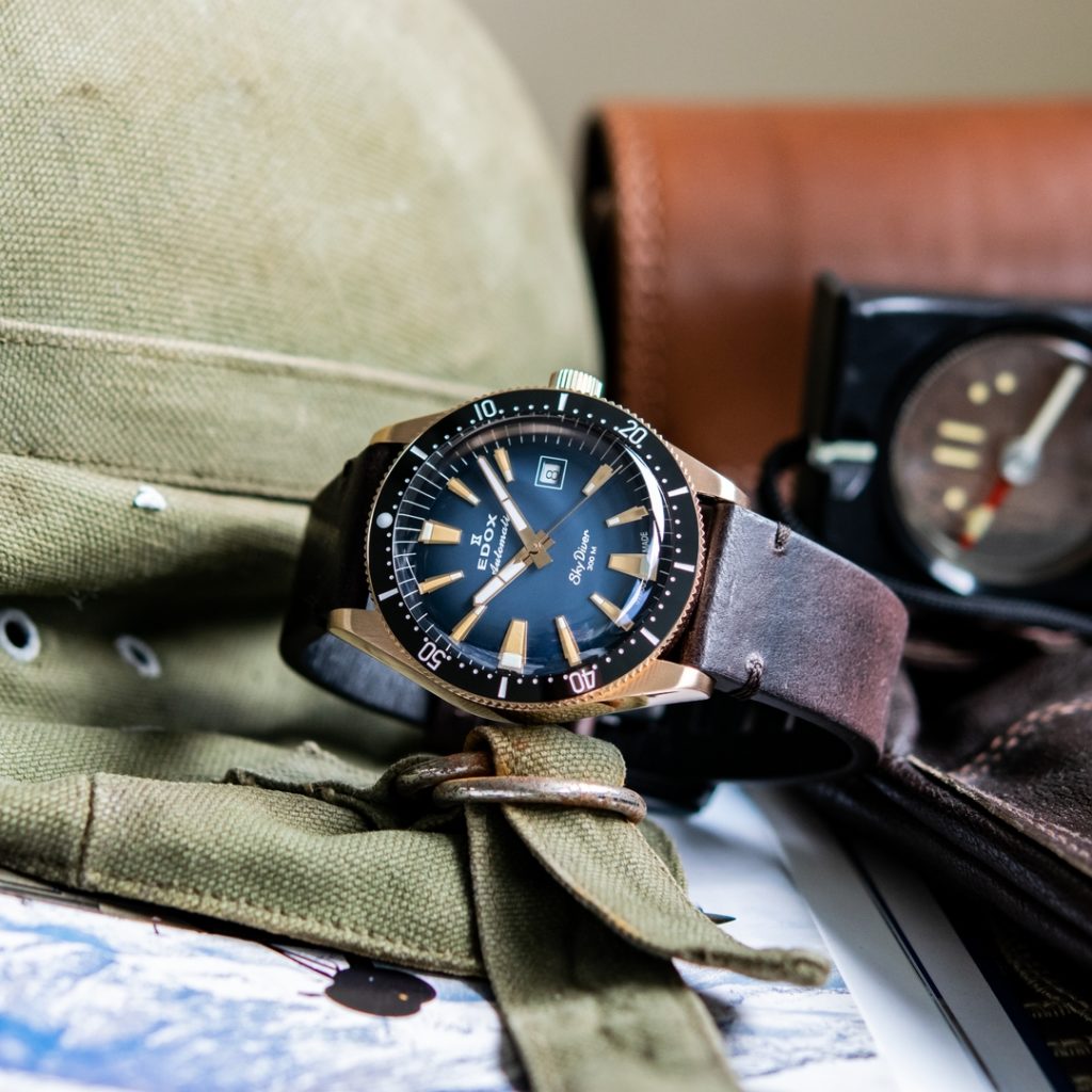 Edox introduces a new SkyDiver with a unique ‘flavour’ – the rose-tinted bronze case Bronze Date Automatic. The rose-coloured hues of the bronze case are beautifully complemented by an elegant slate grey/blue dial.